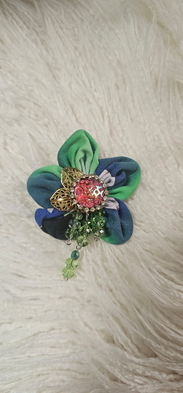 Bros Bunga Batik Fosfor dengan Ornamen Kristal Mewah